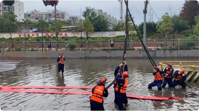 麒麟?yún)^(qū)遭暴雨突襲|部分道路積水嚴(yán)重，消防緊急排澇解憂(yōu)