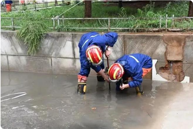 麒麟?yún)^(qū)遭暴雨突襲|部分道路積水嚴(yán)重，消防緊急排澇解憂(yōu)