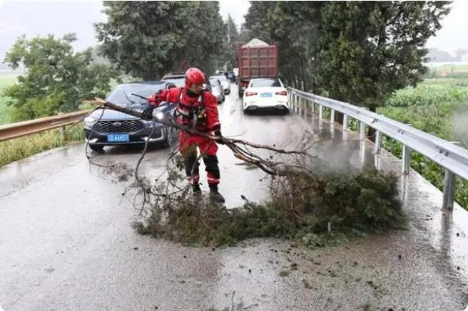 麒麟?yún)^(qū)遭暴雨突襲|部分道路積水嚴(yán)重，消防緊急排澇解憂(yōu)
